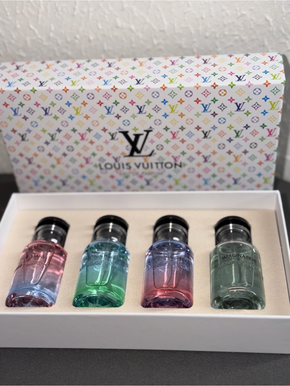 4 x30 ML Louis Vuitton
Gift